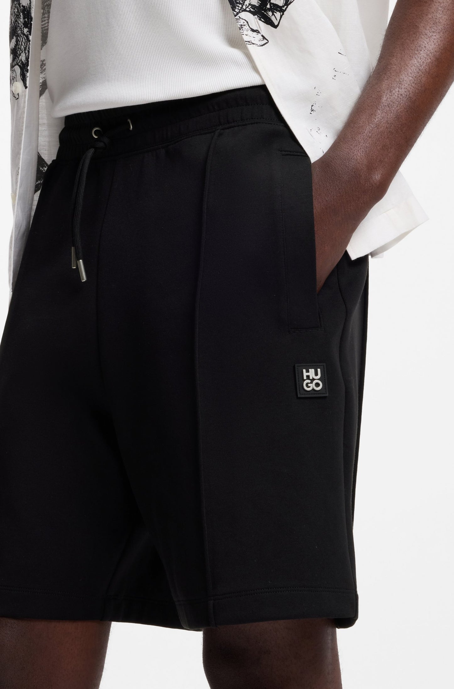 Short en coton mélangé avec garniture logo revisité