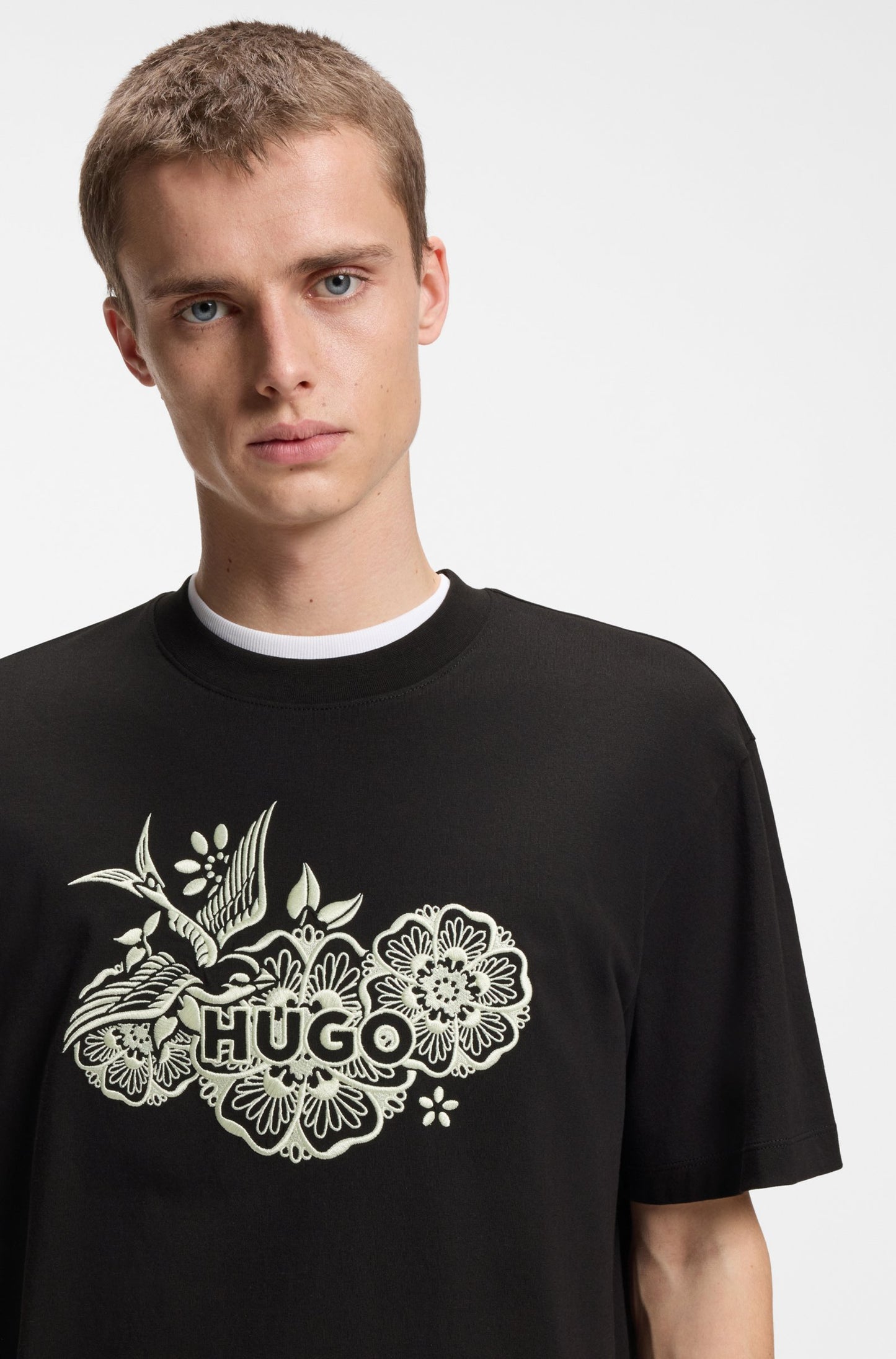 T-shirt en jersey de coton à motif artistique brodé
